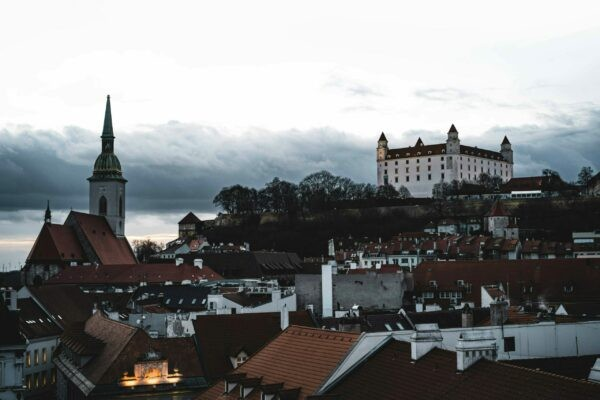 Eine Stadt in der Westslowakei mit Kirche und Burg