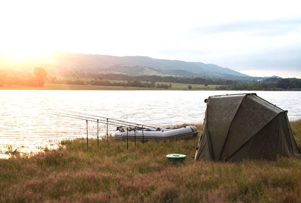 Campingplatz mit einem braunen Zelt am See