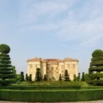 Schloß umgeben von grünen Gärten