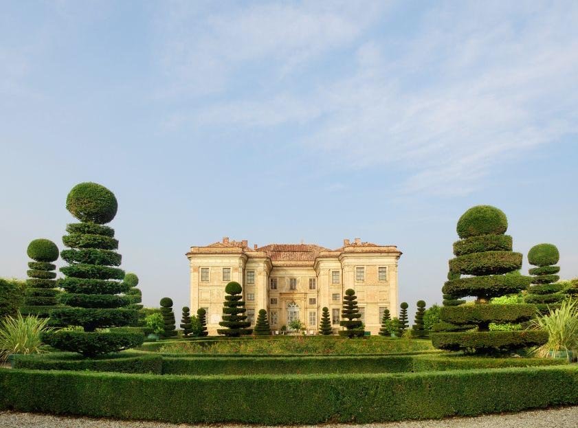 Schloß umgeben von grünen Gärten