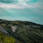 Berglandschaft unter türkisblauem Himmel