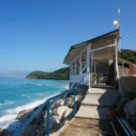 Zugang über einen Holzsteg zum Bootshaus