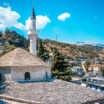 Kleine Kirche im Vordergrund vor einer Häuseransiedlung