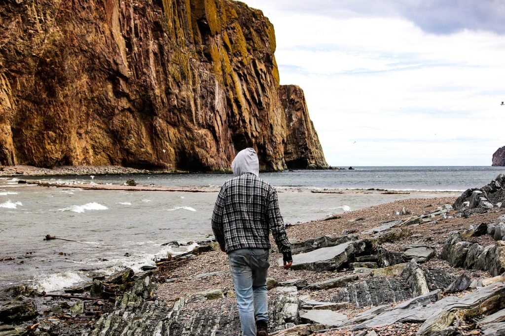 Wanderer am See mit Blick auf das Gebirge
