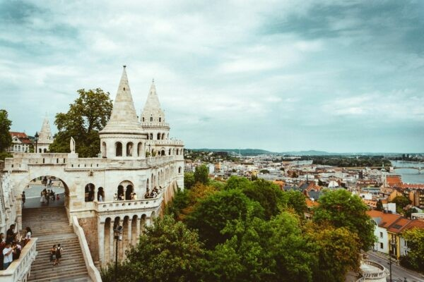 schöne Brücke, die Fischerbastei in Budapest, umgeben von Grün